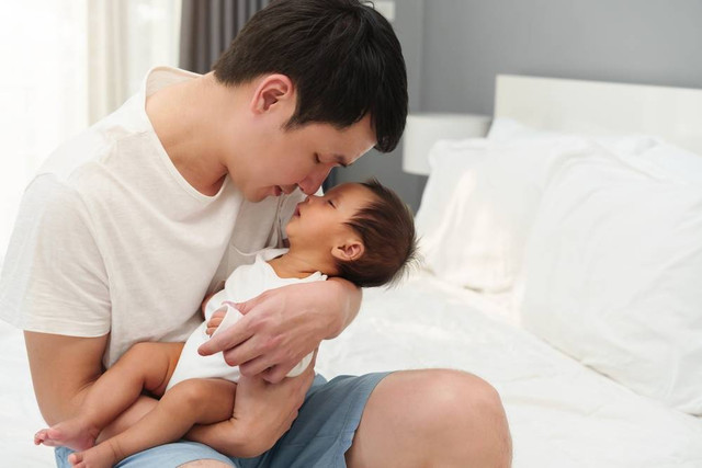 Ilustrasi ayah dan bayi baru lahir. Foto: BaLL LunLa/Shutterstock