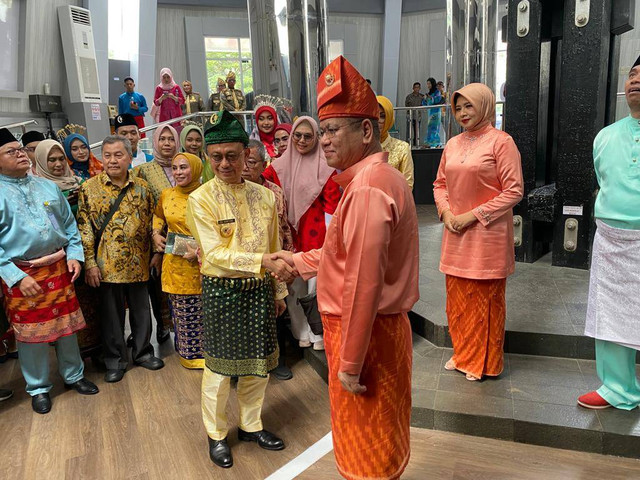 Walikota Pontianak dan Pj Gubernur Kalbar Bersalaman di antara Garis Batas Utara dan Selatan di dalam Tugu Khatulistiwa Pontianak. Foto: Yulia Ramadhiyanti