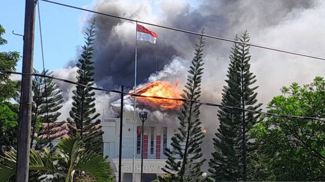 Api membakar Kantor Bupati Pohuwato saat demonstrasi penambang di Kabupaten Pohuwato, Gorontalo, Kamis (21/9/2023). Foto: ANTARA/HO
