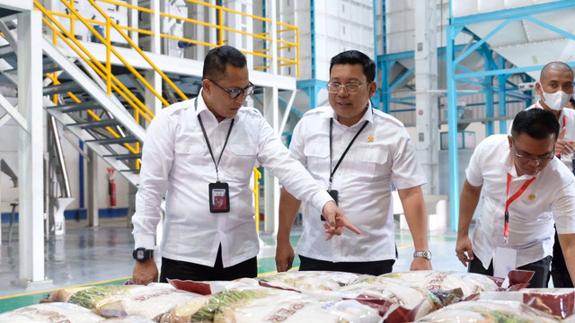 Kepala Bapanas Arief Prasetyo Adi lihat mesin rice to rice Bulog.
Foto: Dok Bulog