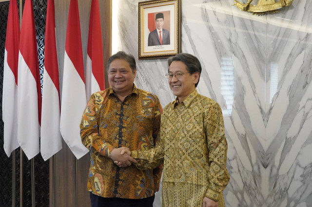 Menko Perekonomian Airlangga Hartarto dan Ketua Dewan Direksi JBIC Tadashi Maeda sepekati pembentukan Satgas Transisi Energi dan Infrastruktur Pendukung. Foto: Kemenko Perekonomian.