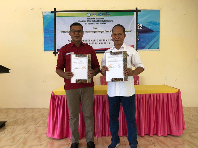 Perjanjian kerja sama FPIK bersama Pemerintah desa Maitara Tengah (Kanan Kepala Desa, Maitara Tengah Muhlis Malagapi dan Kiri Dekan FPIK UNKHAIR Ternate Dr. Riyadi Subur, S.Pi.,M.Si