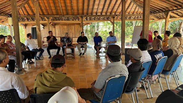 Sudirman Said mengumpulkan relawan yang membantunya dalam Pilgub Jateng 2018 di Padepokan Kalisoga, Larangan, Brebes. Foto: Dok. Istimewa