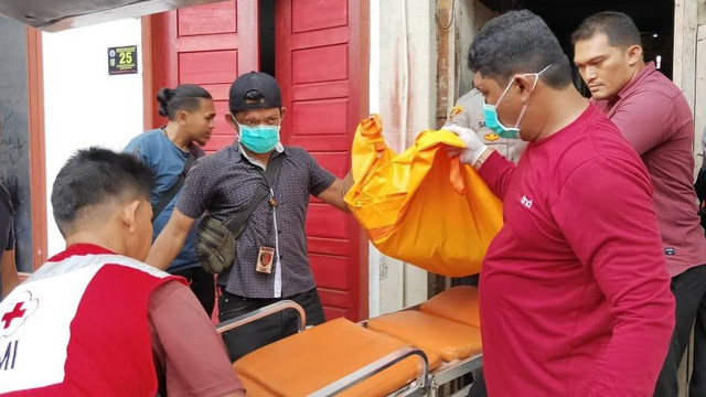 Mayat korban diduga bunuh diri dibawa ke rumah sakit. Foto: polisi