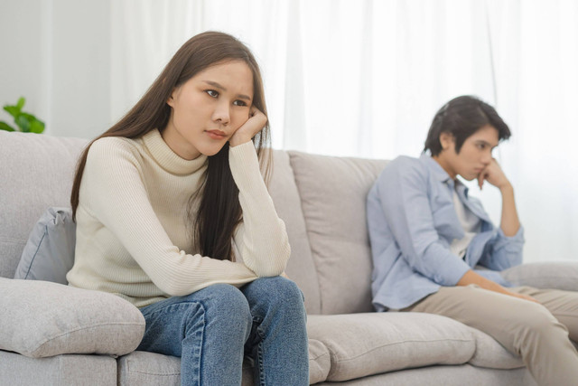 Silent treatment adalah salah satu jenis respon saat pasangan tengah bertengkar. Foto: Shutterstock