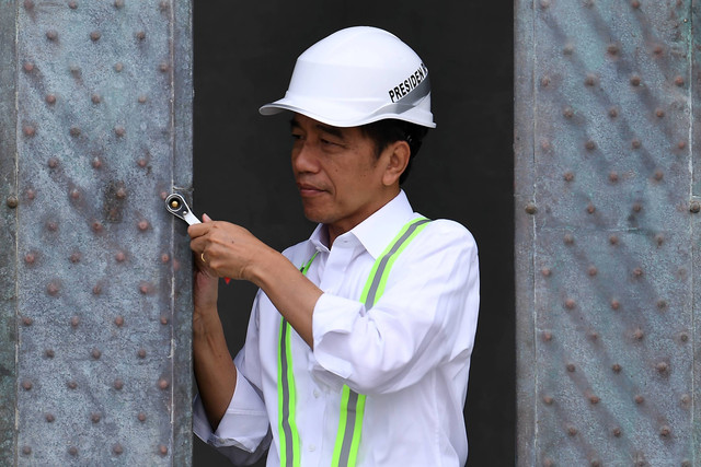 Presiden Joko Widodo mengencangkan baut saat pemasangan bilah pertama Garuda di Kantor Presiden, Ibu Kota Nusantara (IKN), Penajam Paser Utara, Kalimantan Timur, Jumat (22/9/2023). Foto: Sigid Kurniawan/ANTARA FOTO