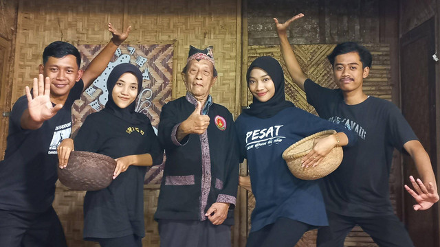 Slamet Menur (Tengah) bersama dengan sejumlah penari profesional muda di Banyuwangi, Jawa Timur.