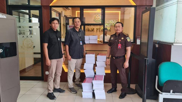 Tumpukan berkas penyidikan Panji Gumilang diterima Kejaksaan Agung. Foto: Kejagung