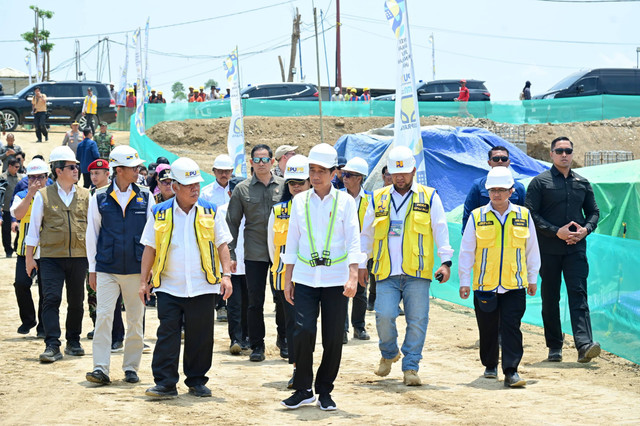 Presiden Joko Widodo meninjau progres pembangunan penataan sumbu kebangsaan yang berlokasi di Ibu Kota Nusantara (IKN), Kabupaten Penajam Paser Utara, Provinsi Kalimantan Timur, Jumat (22/9/2023). Foto: Muchlis Jr/Biro Pers Sekretariat Presiden