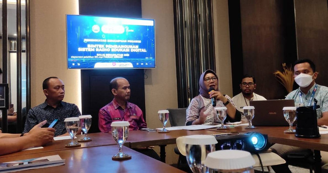 Dukungan Arlin Setyaningsih antusias dalam memberikan materi terkait pembangunan Radio digital di BARETA