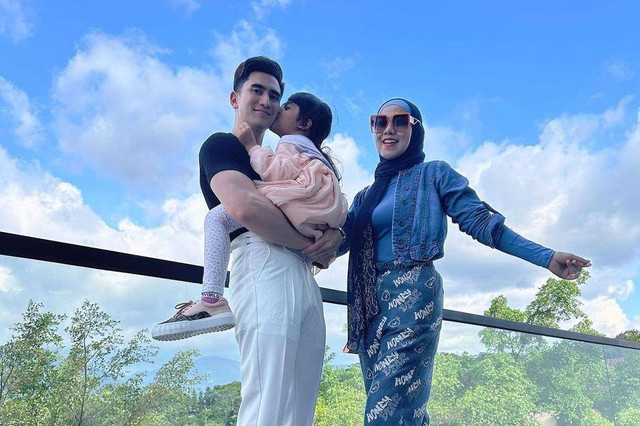 Verrell Bramasta bersama adiknya, Vania Athabina. Foto: Instagram/@bramastavrl