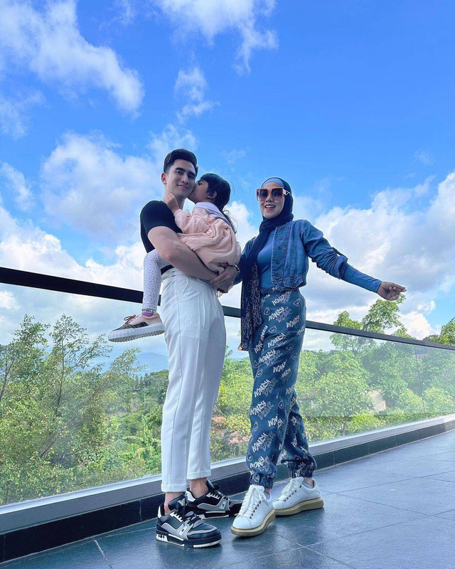 Verrell Bramasta bersama adiknya, Vania Athabina. Foto: Instagram/@bramastavrl