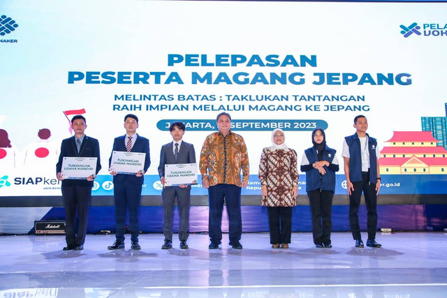 Menko Perekonomian Airlangga Hartarto dan Menaker Ida Fauziyah melepas 2 ribu peserta magang kerja ke Jepang. Foto: Dok. Kemnaker