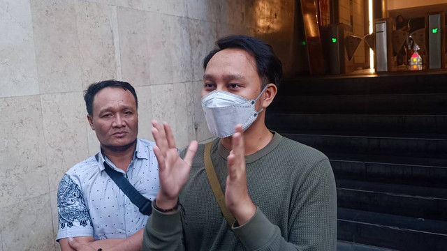 Radja Adipati, pemeran pria pada film porno buatan rumah produksi di Jaksel yang sempat mangkir panggilan polisi karena sakit cacar akhirnya hadir, Jumat (22/9/2023). Foto: Thomas Bosco/kumparan