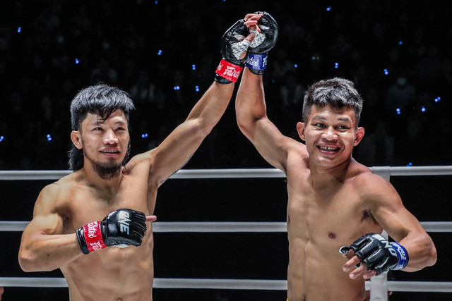 Lito Adiwang (kiri) berhasil mengalahkan Adrian Mattheis dalam 23 detik dalam laga MMA di ONE Friday Fights 34 pada Jumat (22/9/2023) di Lumpinee Boxing Stadium di Bangkok, Thailand. Foto: ONE Championship