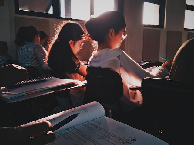 Ilustrasi contoh soal cerita fisika. Sumber: unsplash.com/YustinusTjiuwanda.