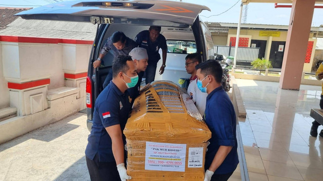 Jenazah Brigadir Polisi (Brigpol) Setyo Herlambang, pengawal pribadi Kapolda Kalimantan Utara (Kaltara) Irjen Daniel Adityajaya yang tewas tiba di RS Bhayangkara Semarang. Foto: Intan Alliva/kumparan