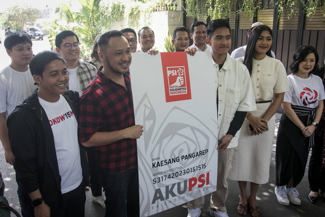 Ketua Umum PSI Giring Ganesha memberikan friendship card atau Kartu Tanda Anggota (KTA) secara simbolis kepada Kaesang Pangarep (ketiga kanan) di Sumber, Solo, Jawa Tengah, Sabtu (23/9/2023). Foto: Mohammad Ayudha/ANTARA FOTO