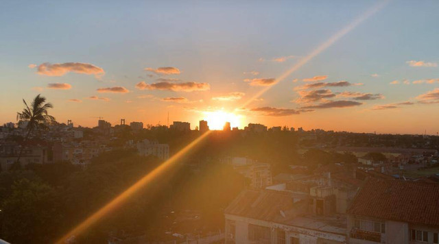                          Gambar 1: Pemandangan Sunset dari balkon apartemen
