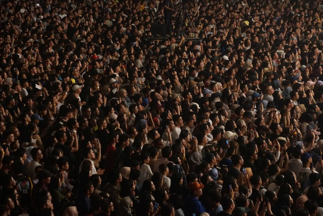 Penonton menyaksikan penampilan Kahitna di Panggung Pestapora 2023, di Gambir Expo & Hall D2 JIExpo, Kemayoran, Jakarta, Sabtu (23/9/2023). Foto: Iqbal Firdaus/kumparan