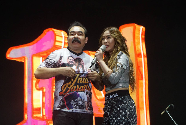 Penyanyi Dangdut Inul Daratista bersama suaminya, Adam Suseno, saat tampil di Pestapora 2023, di Gambir Expo & Hall D2 JIExpo, Kemayoran, Jakarta, Sabtu (23/9/2023). Foto: Iqbal Firdaus/kumparan