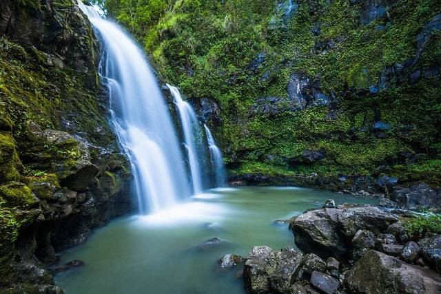 Ilustrasi Curug Batu Gede yang Indah. Sumber foto : Pixabay @ReneGossner