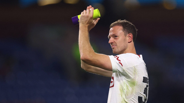 Jonny Evans usai laga Burnley vs Manchester United (MU) dalam pekan keenam Liga Inggris 2023/24 di Stadion Turf Moor, Minggu (24/9/2023) dini hari WIB. Foto: REUTERS/Carl Recine