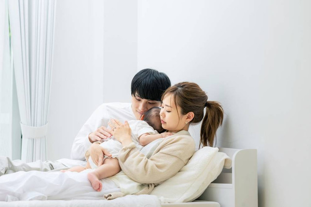 Ilustrasi ayah, ibu dan bayi. Foto: metamorworks/Shutterstock