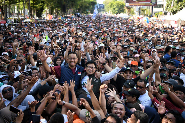 Massa menyambut kedatangan pasangan bacapres dan bacawapres Anies-Gus Imin (Amin) dalam meramaikan jalan gembira di kawasan Monumen Mandala Pembebasan Irian Barat, Kota Makassar, Minggu (24/9/2023). Foto: Dok. Istimewa
