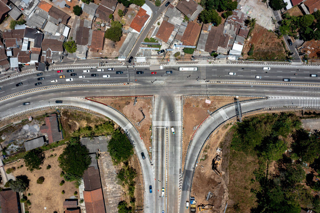 Foto udara petugas kepolisian menggelar olah tempat kejadian perkara (TKP) kecelakaan beruntun di simpang pintu keluar Tol Bawen, Kabupaten Semarang, Jawa Tengah, Minggu (24/9/2023). Foto: Aji Styawan/ANTARA FOTO
