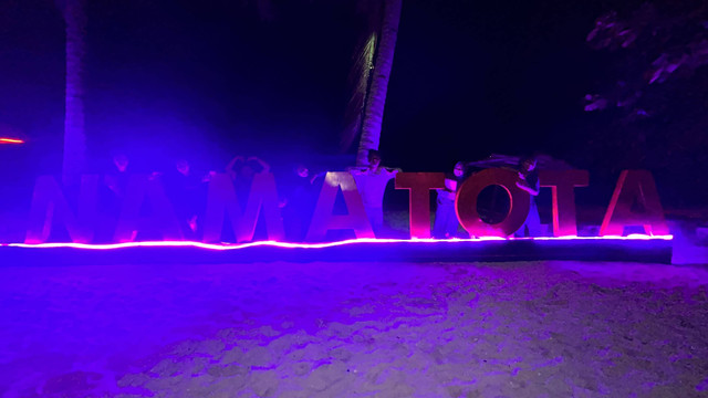 Lampu menyinari tulisan I🤍NAMATOTA di malam hari. Sumber: Dokumen Pribadi.