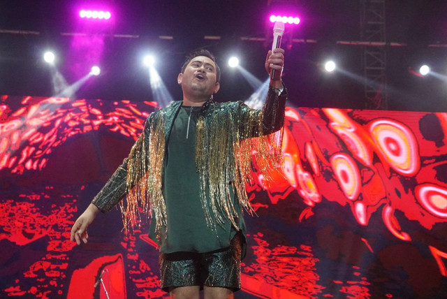 Penyanyi dangdut King Nassar saat tampil pada Pestapora 2023 di JIExpo Kemayoran, Jakarta, Minggu (24/9/2023).
 Foto: Iqbal Firdaus/kumparan