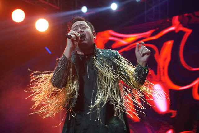 Penyanyi dangdut King Nassar saat tampil pada Pestapora 2023 di JIExpo Kemayoran, Jakarta, Minggu (24/9/2023).
 Foto: Iqbal Firdaus/kumparan