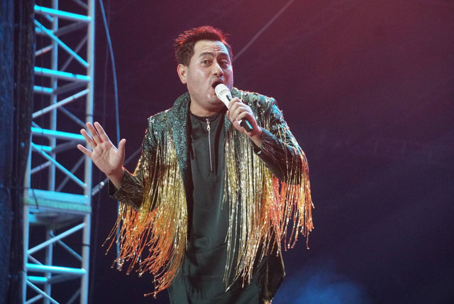 Penyanyi dangdut King Nassar saat tampil pada Pestapora 2023 di JIExpo Kemayoran, Jakarta, Minggu (24/9/2023).
 Foto: Iqbal Firdaus/kumparan