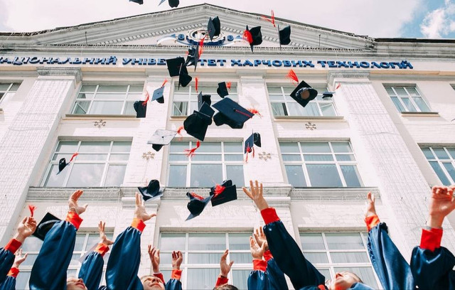 Ilustrasi Kata-Kata Bijak Kelulusan  Sumber Unsplash/Vasily Koloda