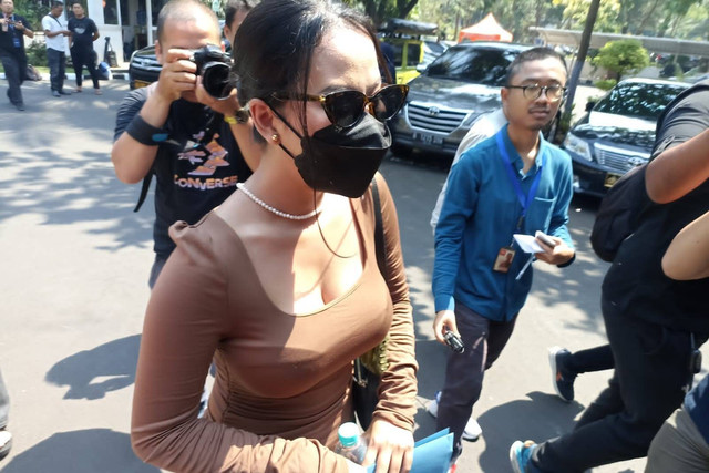 Siskaeee memenuhi panggilan polisi atas keterlibatannya dalam film porno rumah produksi yang berada di 3 kawasan di Jakarta Selatan, Senin (26/9/2023). Foto: Thomas Bosco/kumparan
