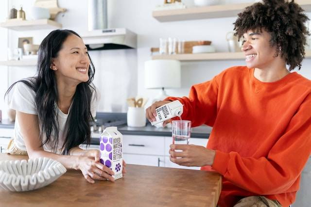 Ilustrasi manfaat air putih bagi tubuh manusia, sumber foto: unsplash.com/Boxed Water Is Better