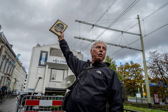Edwin Wagensveld merobek Al-quran di depan Kedutaan Besar Turkisch di Den Haag, Belanda, pada Minggu (24/9/2023). Foto: Oscar Brak/NurPhoto via Reuters