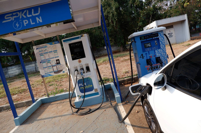 Mobil listrik Neta V di SPKLU TMII. Foto: Aditya Pratama Niagara/kumparan