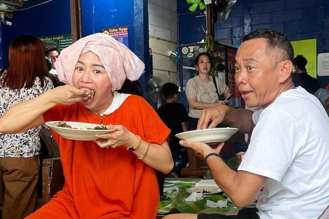 Food Vlogger Farida Nurhan dan Bang Madun Nyak Kopsah. Foto: Instagram/@farida.nurhan