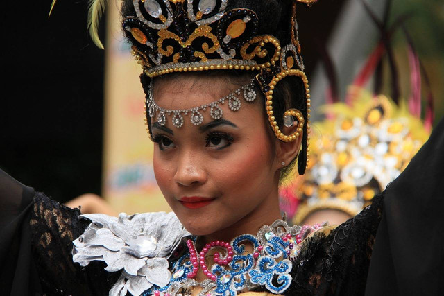 Mengenal Gerakan Dasar Tari Sirih Kuning, Tarian Asal Betawi | kumparan.com