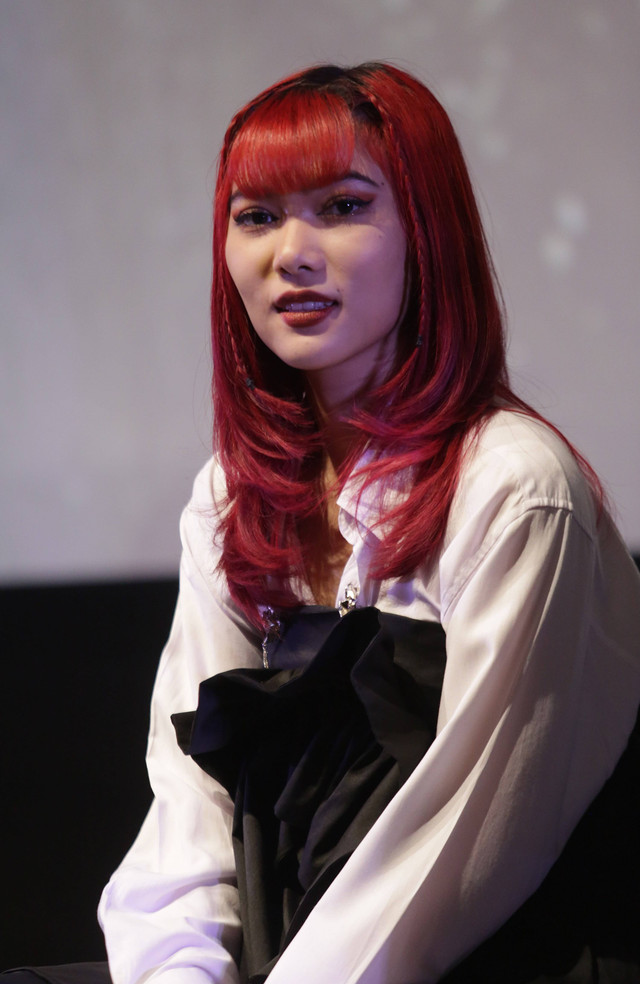 Isyana Sarasvati saat konferensi pers film Petualangan Sherina 2 di Epicentrum, Jakarta, Senin, (25/9/2023). Foto: Agus Apriyanto