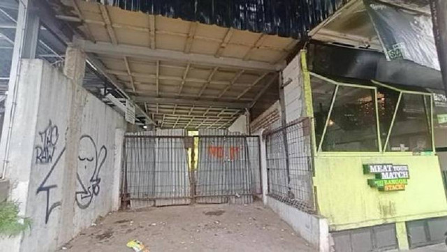 Akses rumah warga yang terhalang resto burger di Bandung. Foto: Rachmadi Rasyad/kumparan