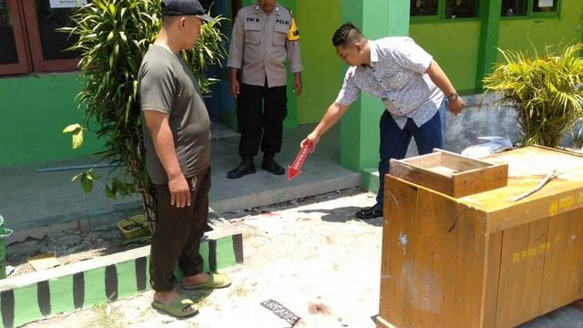 Polisi saat melakukan olah TKP murid MA di Demak bacok gurunya Foto: Dok. Istimewa