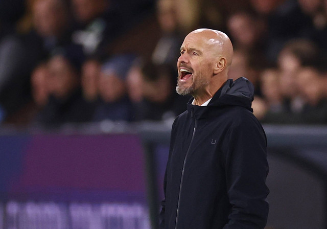 Erik ten Hag saat laga Burnley vs Manchester United (MU) dalam pekan keenam Liga Inggris 2023/24 di Stadion Turf Moor, Minggu (24/9/2023) dini hari WIB. Foto: REUTERS/Carl Recine