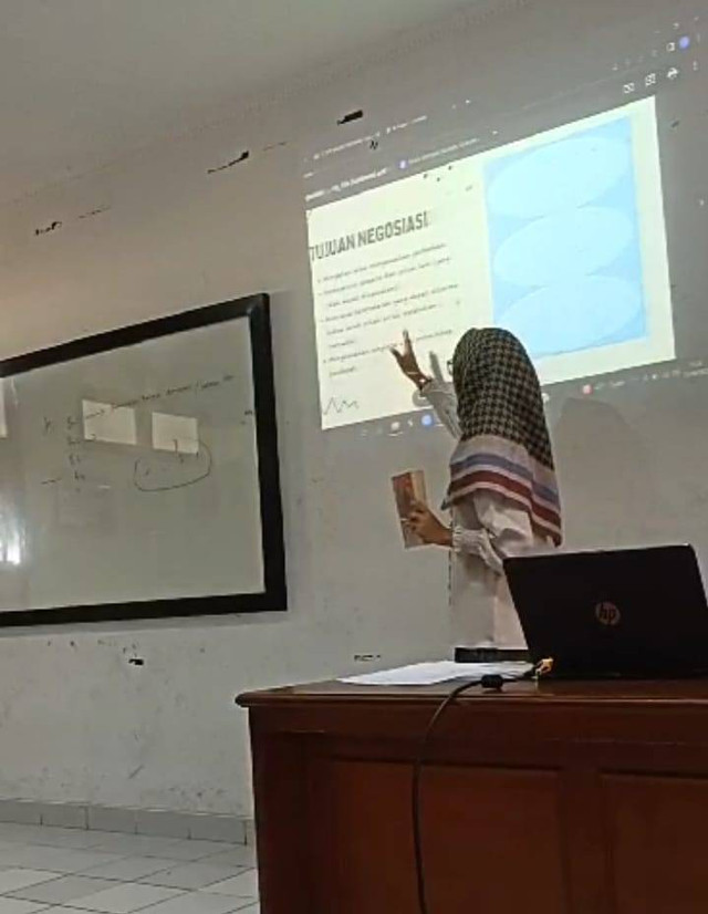Praktik mengajar di dalam kelas. Sumber: Dokumentasi Pribadi 