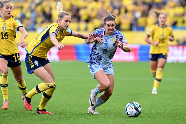 Nathalie Bjorn dari Swedia duel dengan Mariona Caldentey Bjorn dari Spanyol di Gamla Ullevi, Gothenburg, Swedia. Foto: Larsson Rosvall/TT News Agency/Reuters
