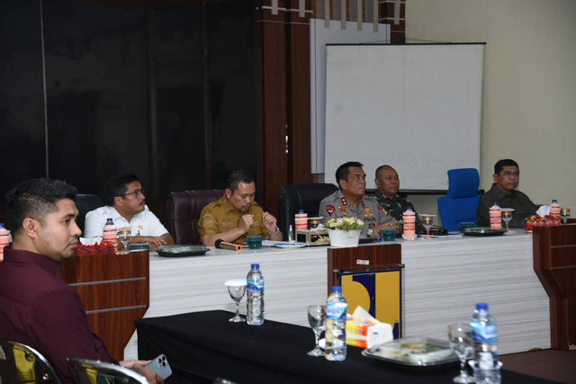 Tim Kemendagri meninjau langsung situasi di Kabupaten Pohuwato, Gorontalo, sejak Sabtu (23/9), usai demo ricuh berujung pembakaran Kantor Bupati Pohuwato. Foto: Kemendagri RI