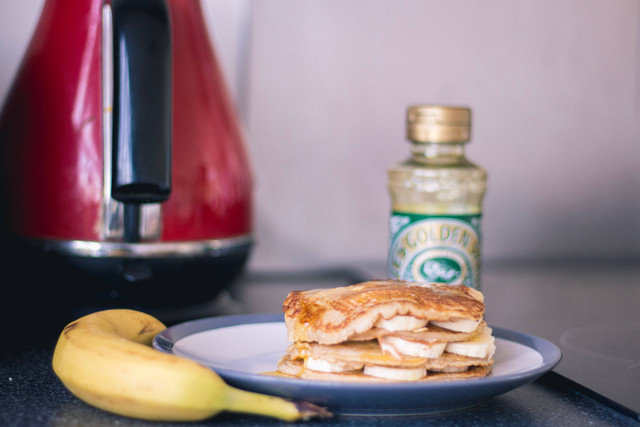 Ilustrasi Cara Membuat Pancake Pisang. Sumber: Unsplash/Orva.