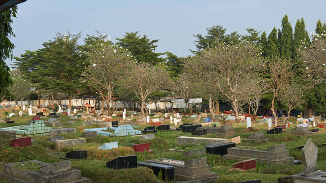 Pemakaman di Depok. Foto: MRSTAR/Shutterstock